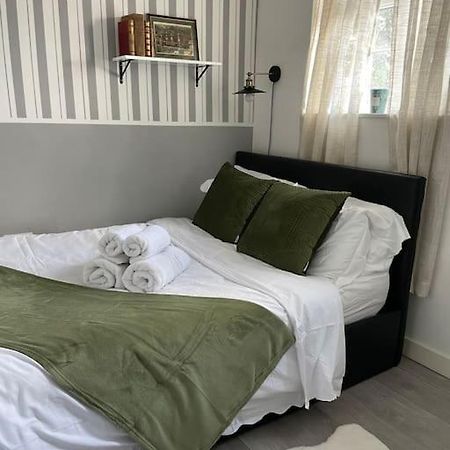 One Bedroom Putney Village Flat Лондон Екстер'єр фото