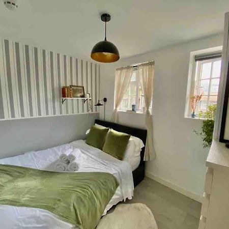 One Bedroom Putney Village Flat Лондон Екстер'єр фото