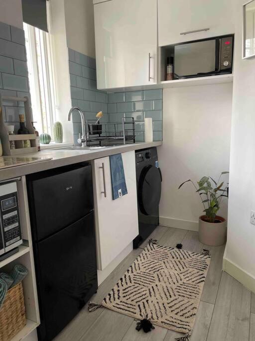 One Bedroom Putney Village Flat Лондон Екстер'єр фото