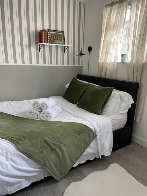 One Bedroom Putney Village Flat Лондон Екстер'єр фото