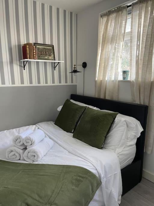 One Bedroom Putney Village Flat Лондон Екстер'єр фото