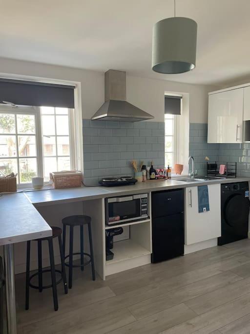One Bedroom Putney Village Flat Лондон Екстер'єр фото