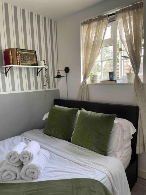 One Bedroom Putney Village Flat Лондон Екстер'єр фото