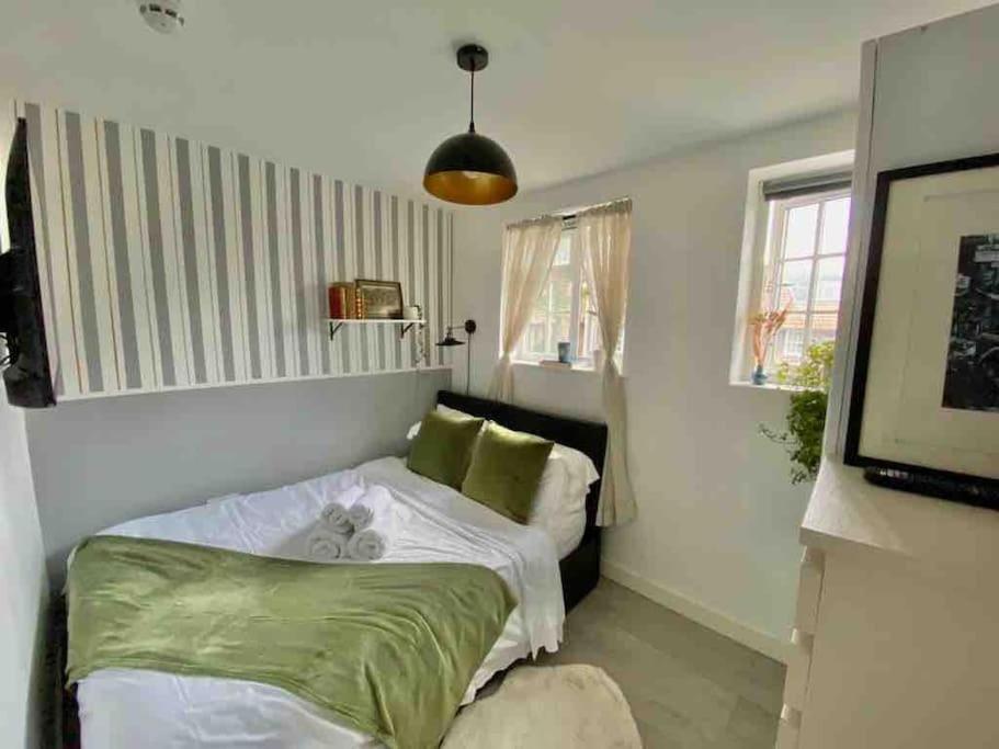 One Bedroom Putney Village Flat Лондон Екстер'єр фото